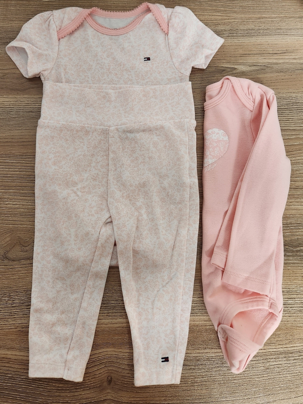 Tommy Hilfiger Baby Girls 12M  Pink/White Floral 3pc Bodysuit Leggings Outfit